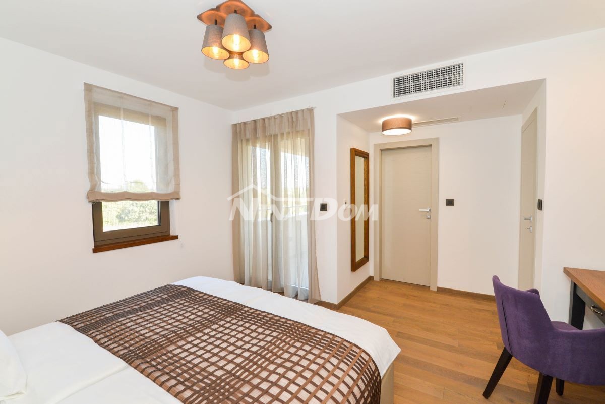 Residenza di Lusso con Piscine, Campo da Tennis e Annesso