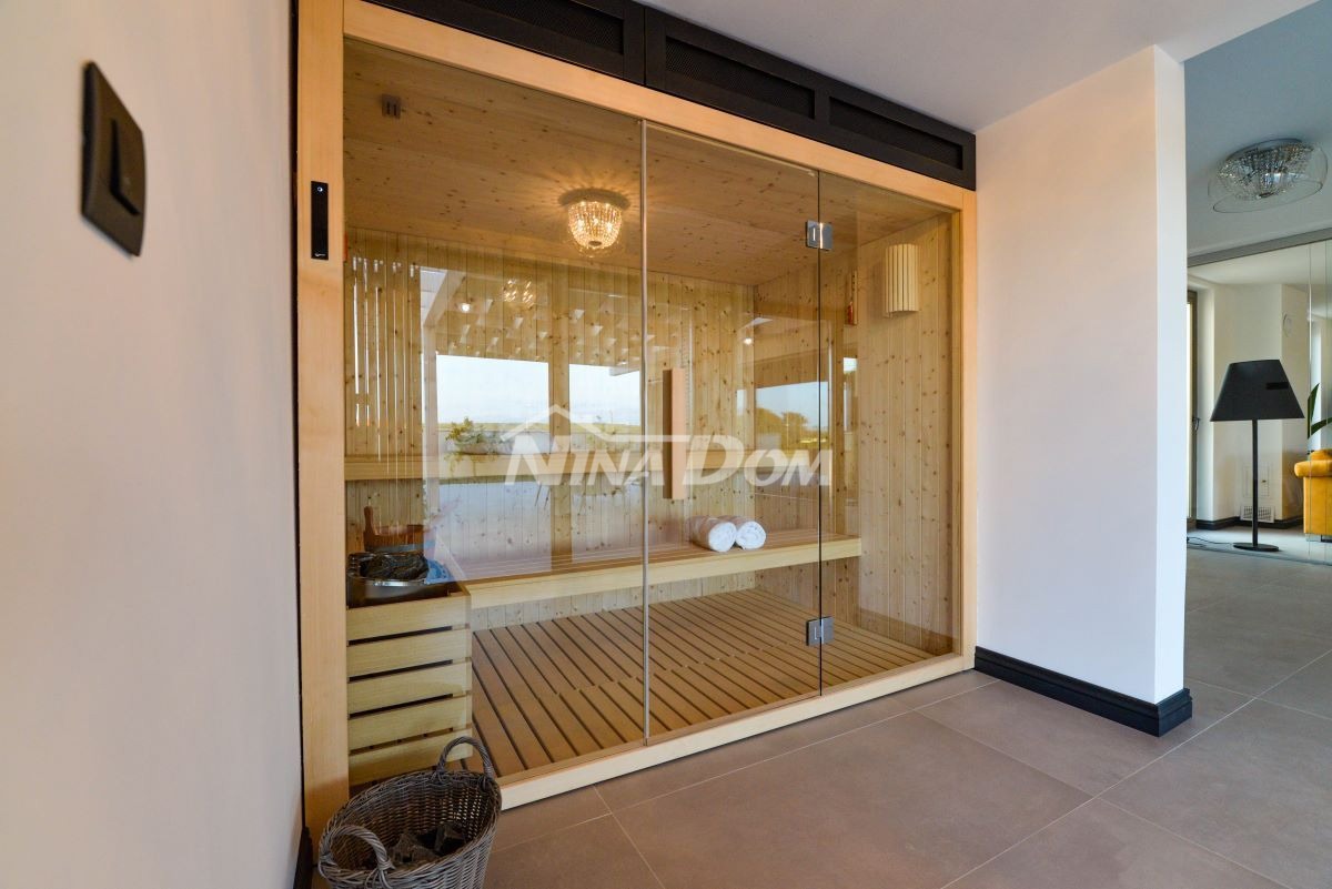 Residenza di Lusso con Piscine, Campo da Tennis e Annesso