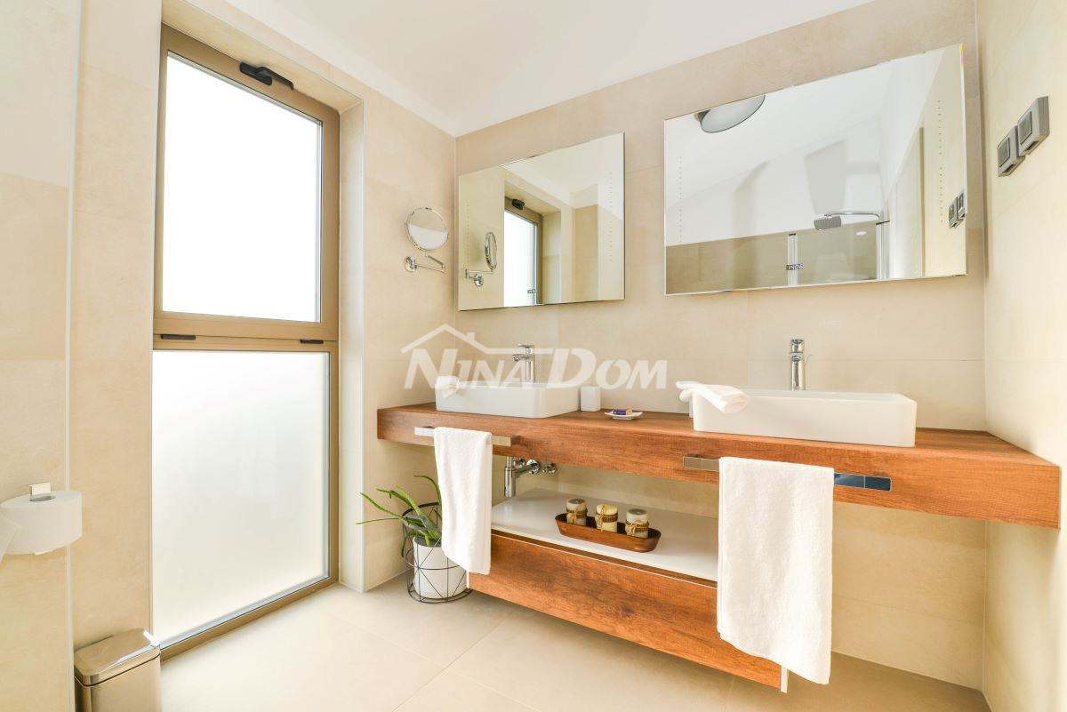 Residenza di Lusso con Piscine, Campo da Tennis e Annesso