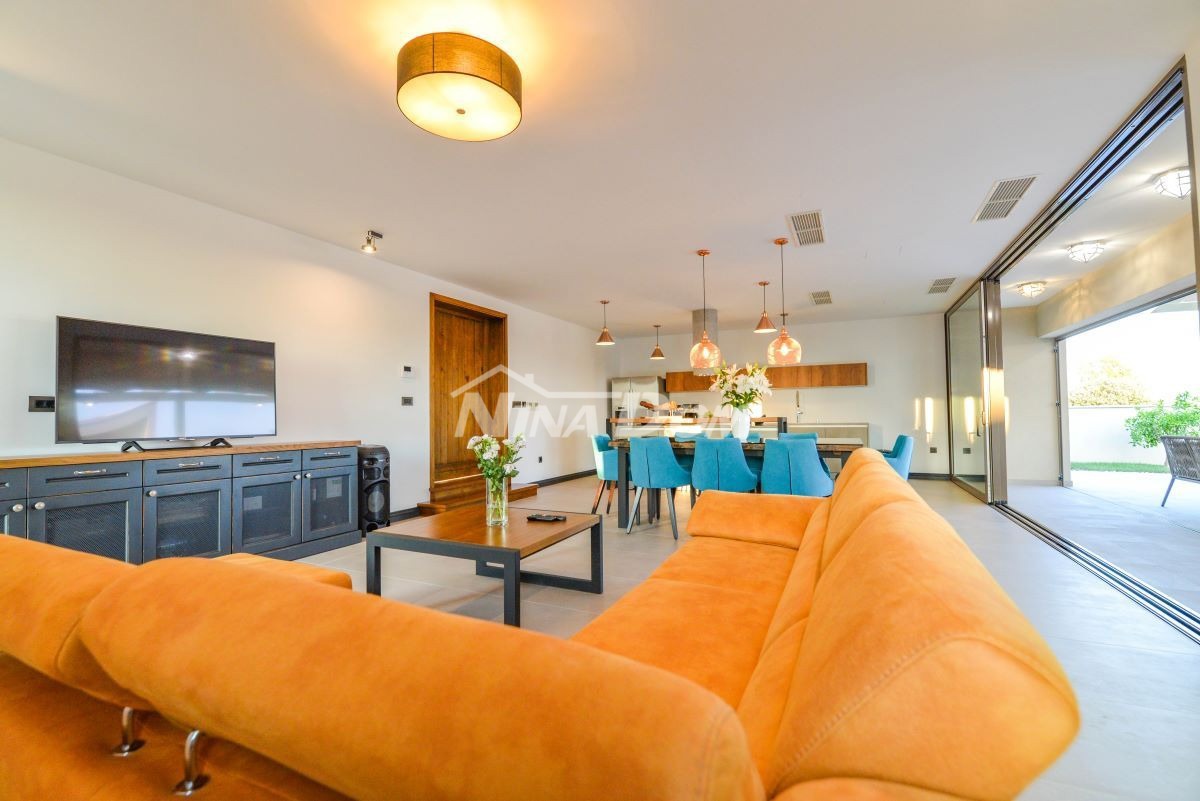 Residenza di Lusso con Piscine, Campo da Tennis e Annesso