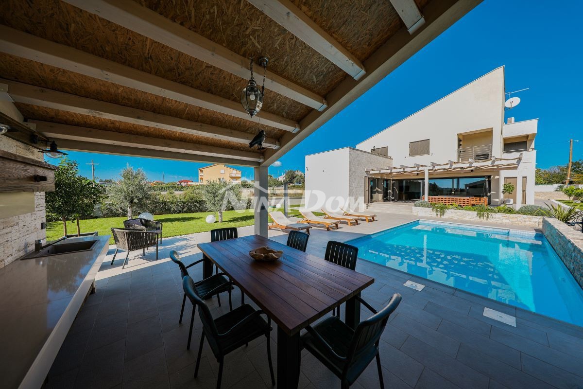 Residenza di Lusso con Piscine, Campo da Tennis e Annesso