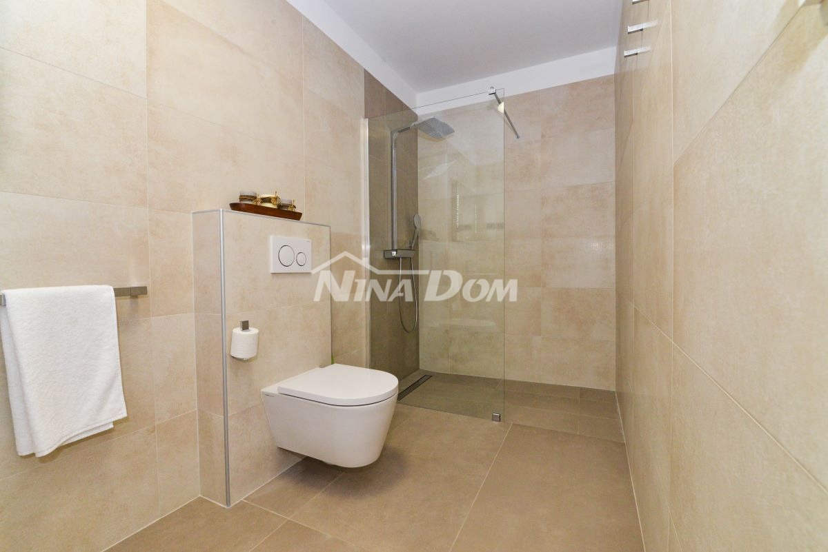 Residenza di Lusso con Piscine, Campo da Tennis e Annesso