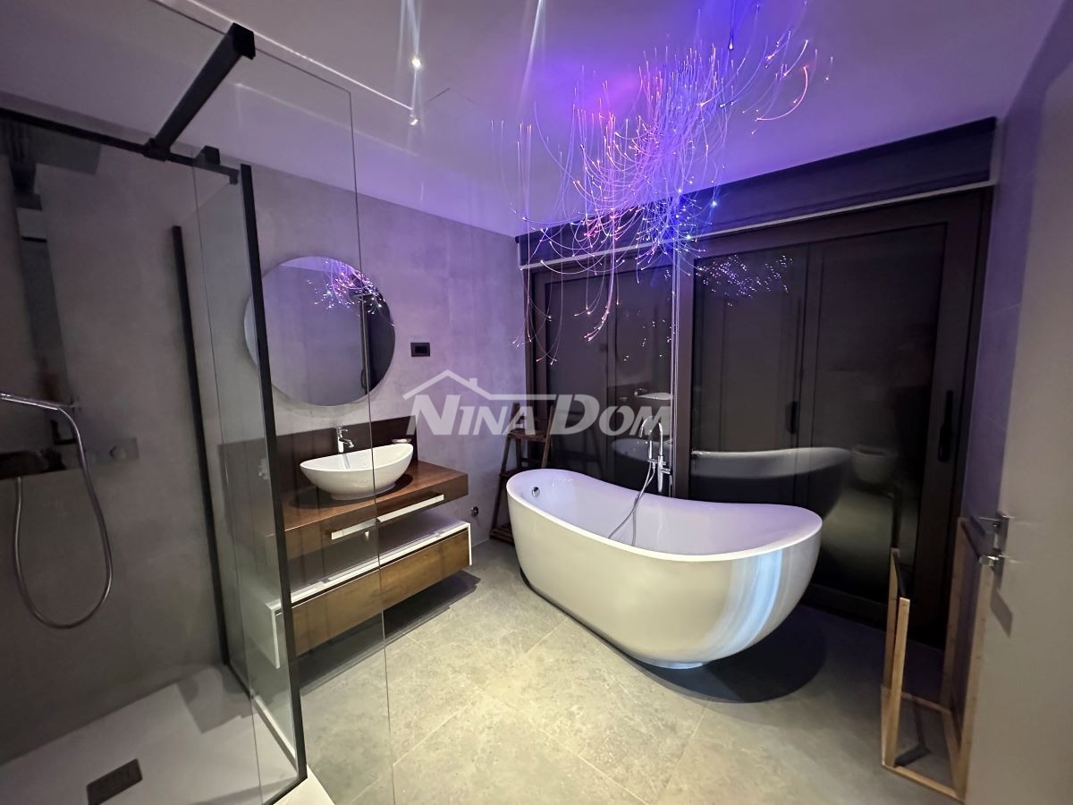 Residenza di Lusso con Piscine, Campo da Tennis e Annesso