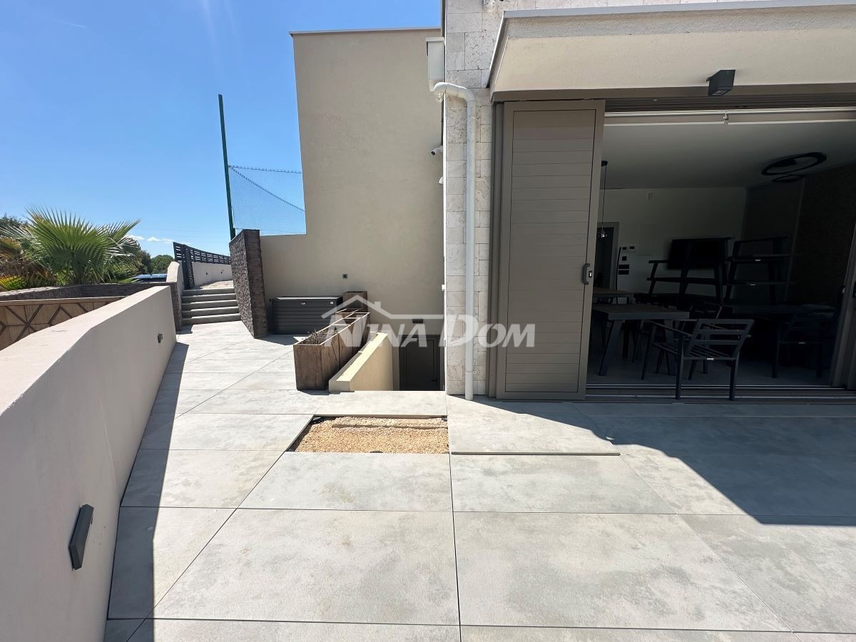 Residenza di Lusso con Piscine, Campo da Tennis e Annesso