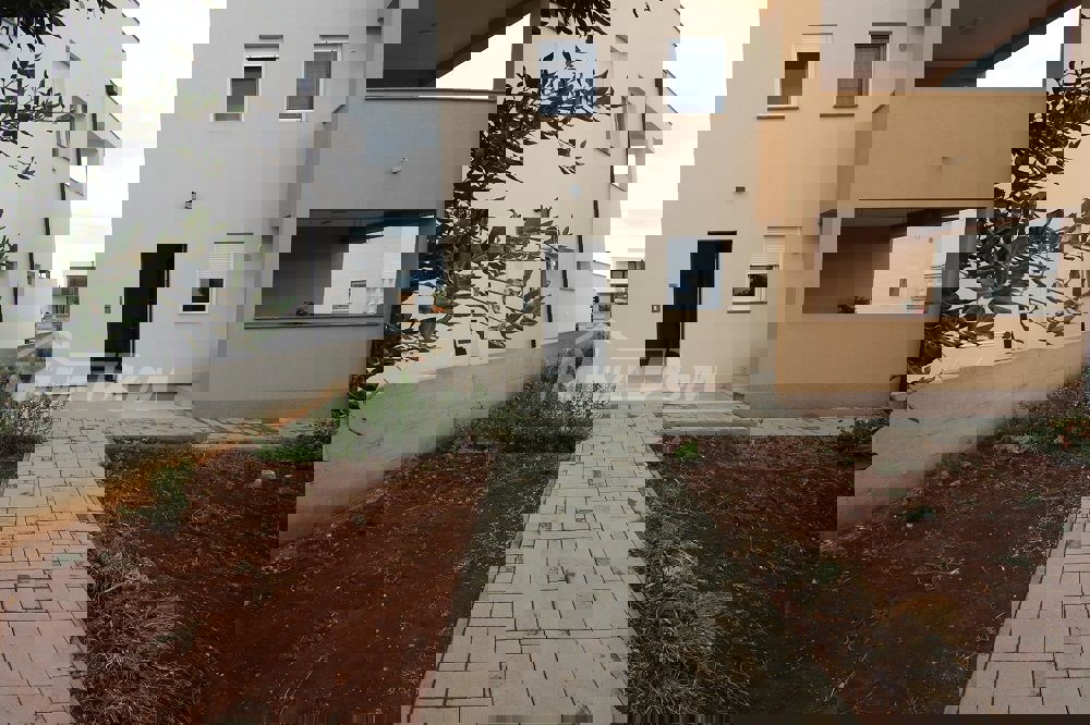 Appartamento lato sud a 254 metri dal mare, acqua e fognatura