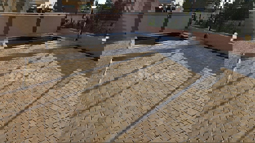 Immobile completamente ristrutturato in ottima posizione.