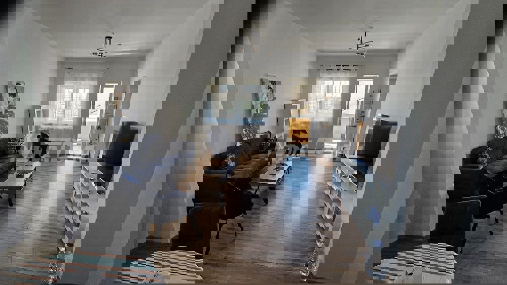 Immobile completamente ristrutturato in ottima posizione.