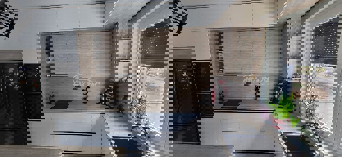 Lato sud, a 50 metri dal mare e dalla spiaggia.