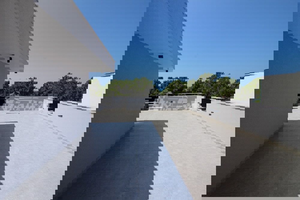 Lato sud, a 50 metri dal mare e dalla spiaggia.