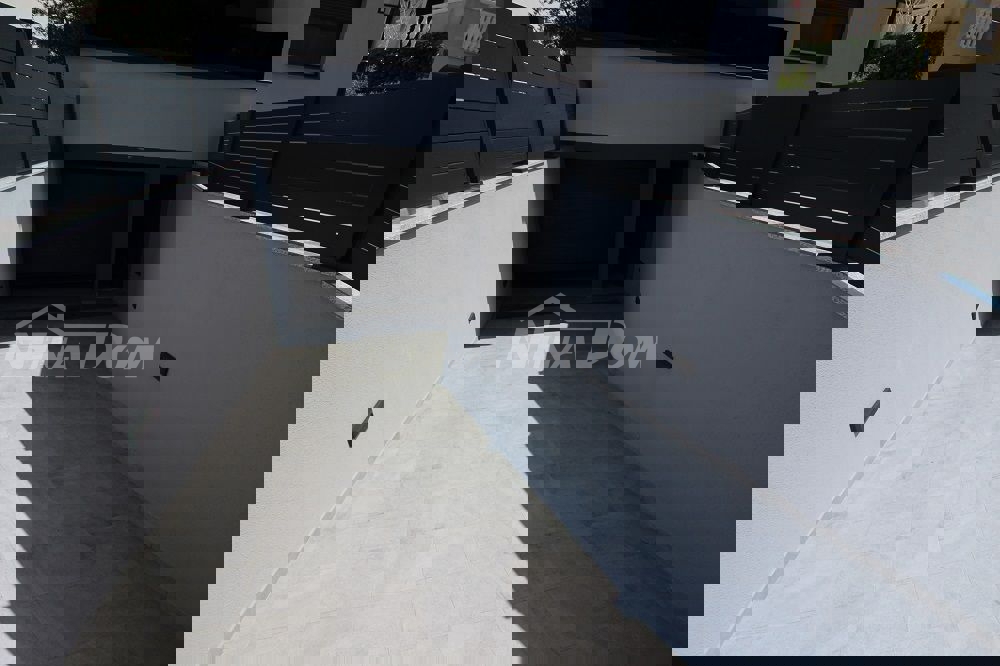 Lato sud, a 50 metri dal mare e dalla spiaggia.