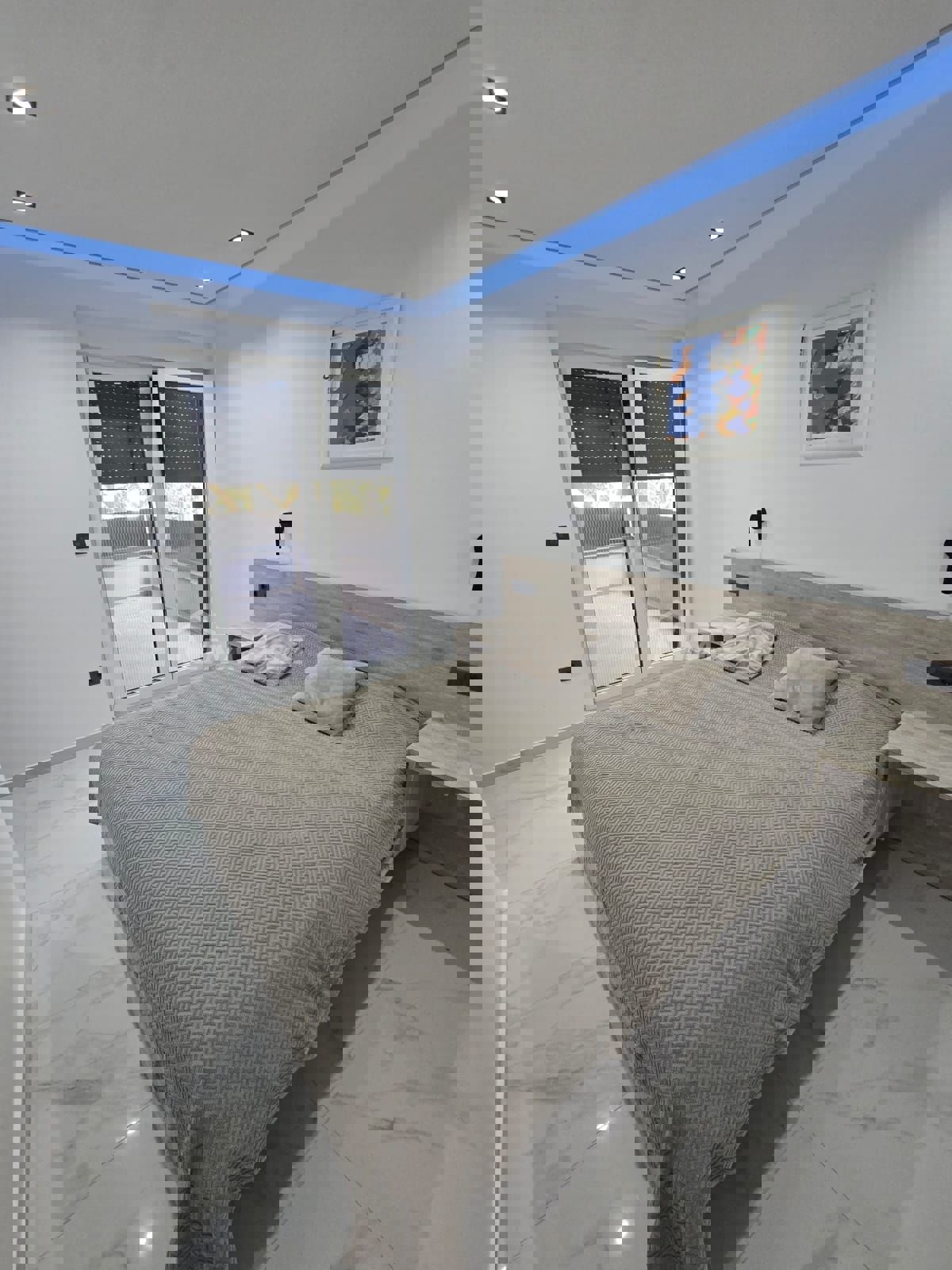 Lato sud, a 50 metri dal mare e dalla spiaggia.