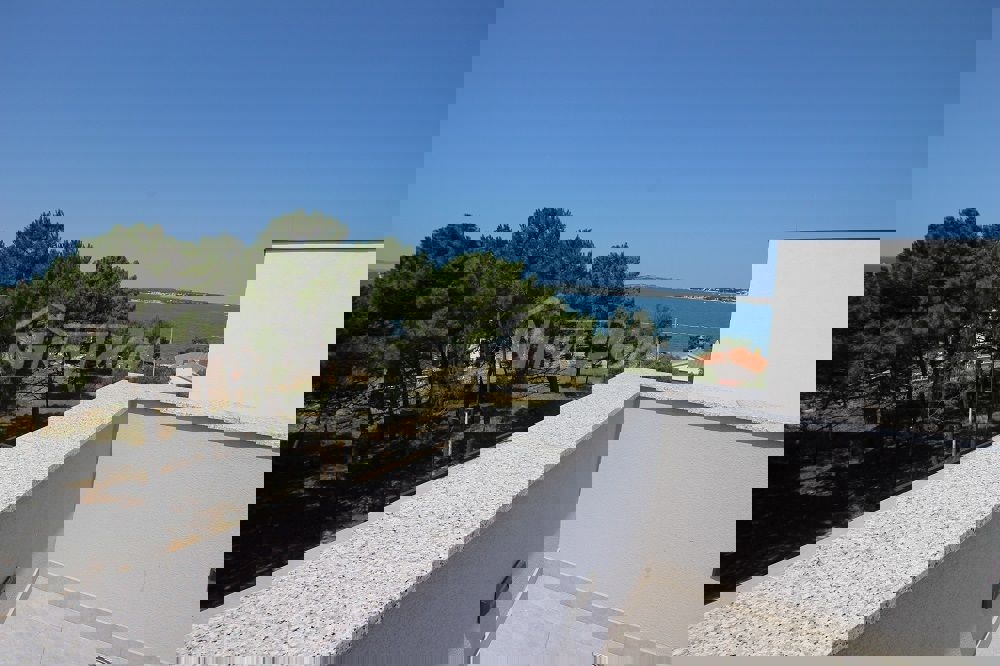 Lato sud, a 50 metri dal mare e dalla spiaggia.