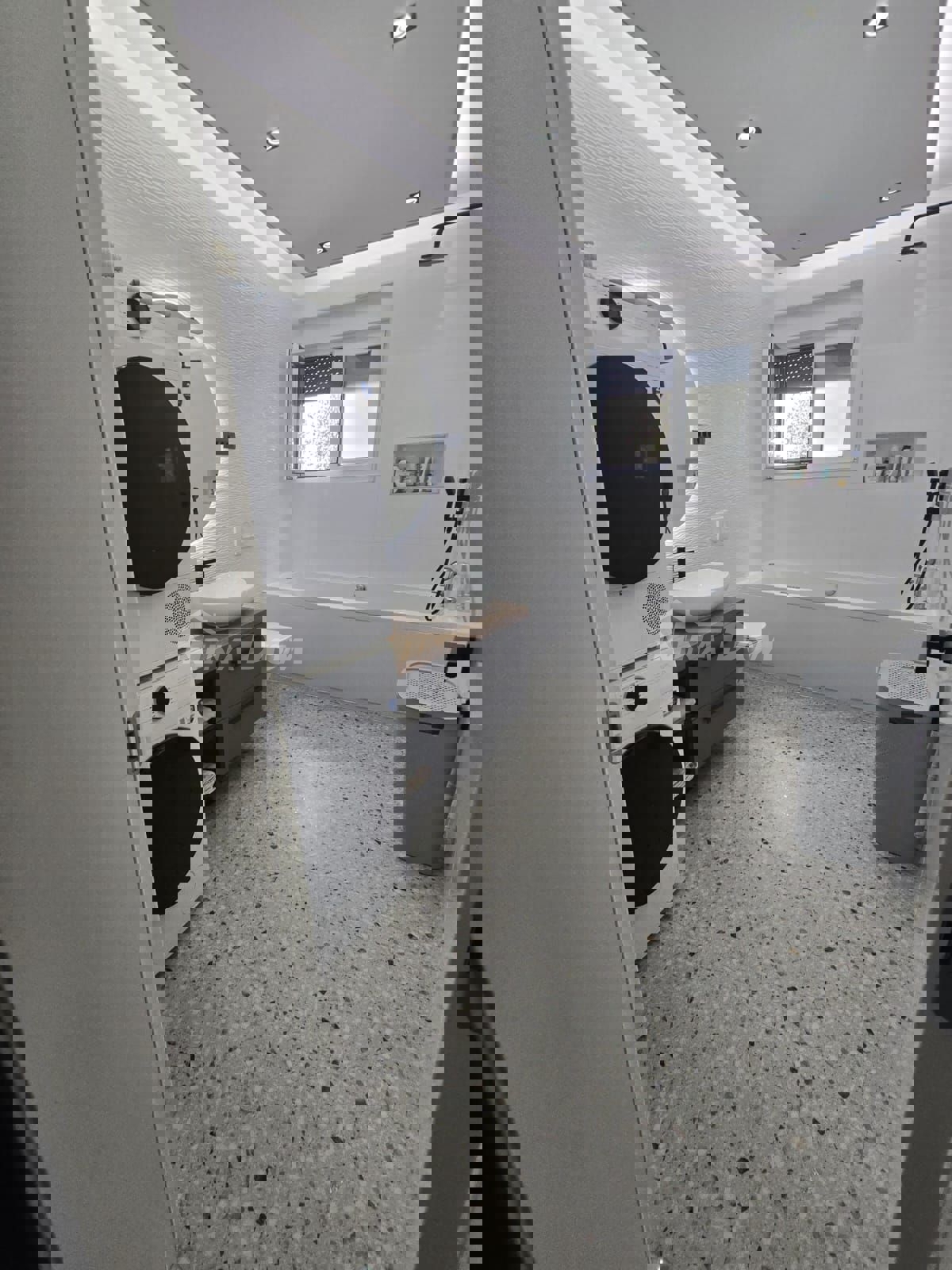 Lato sud, a 50 metri dal mare e dalla spiaggia.