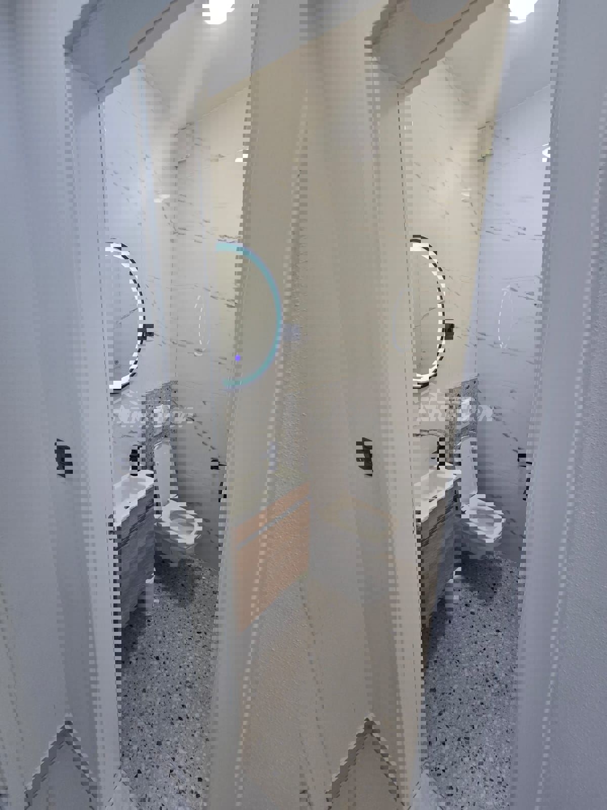 Lato sud, a 50 metri dal mare e dalla spiaggia.