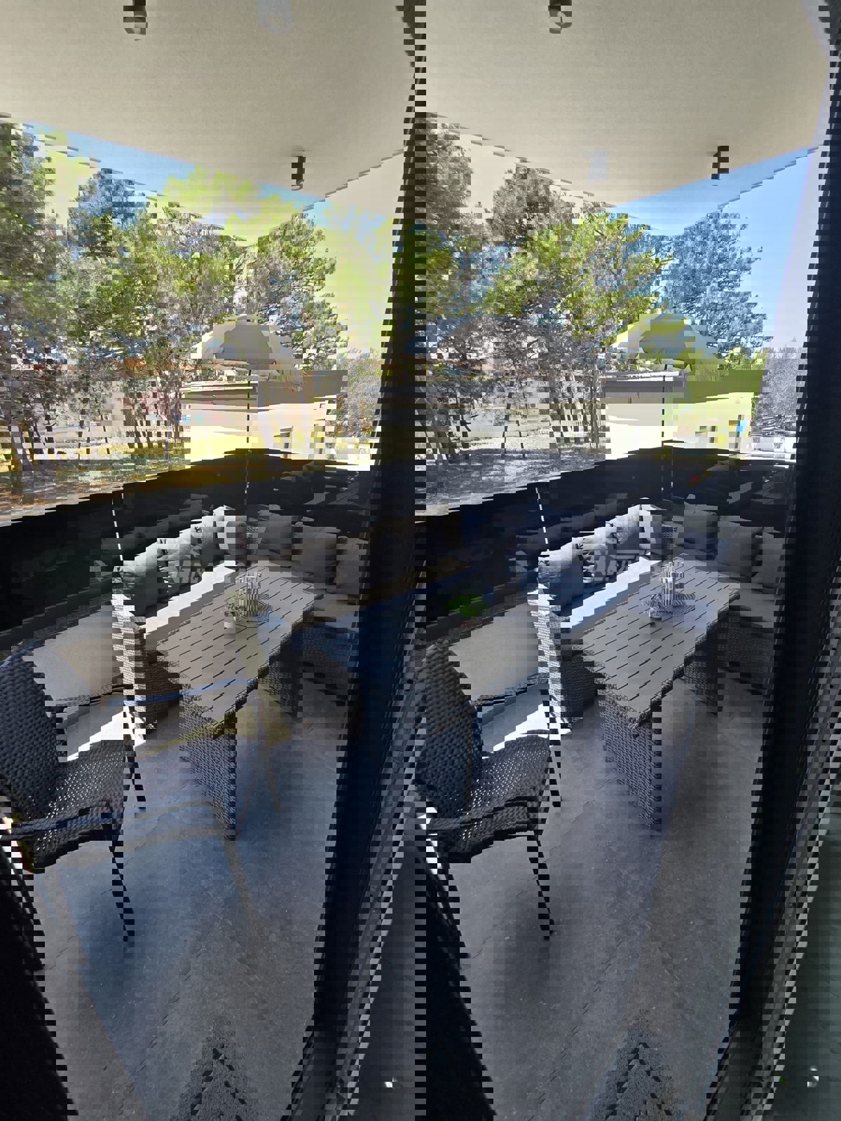 Lato sud, a 50 metri dal mare e dalla spiaggia.