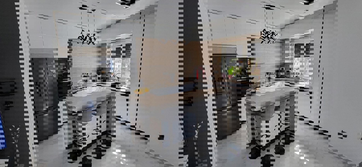 Lato sud, a 50 metri dal mare e dalla spiaggia.