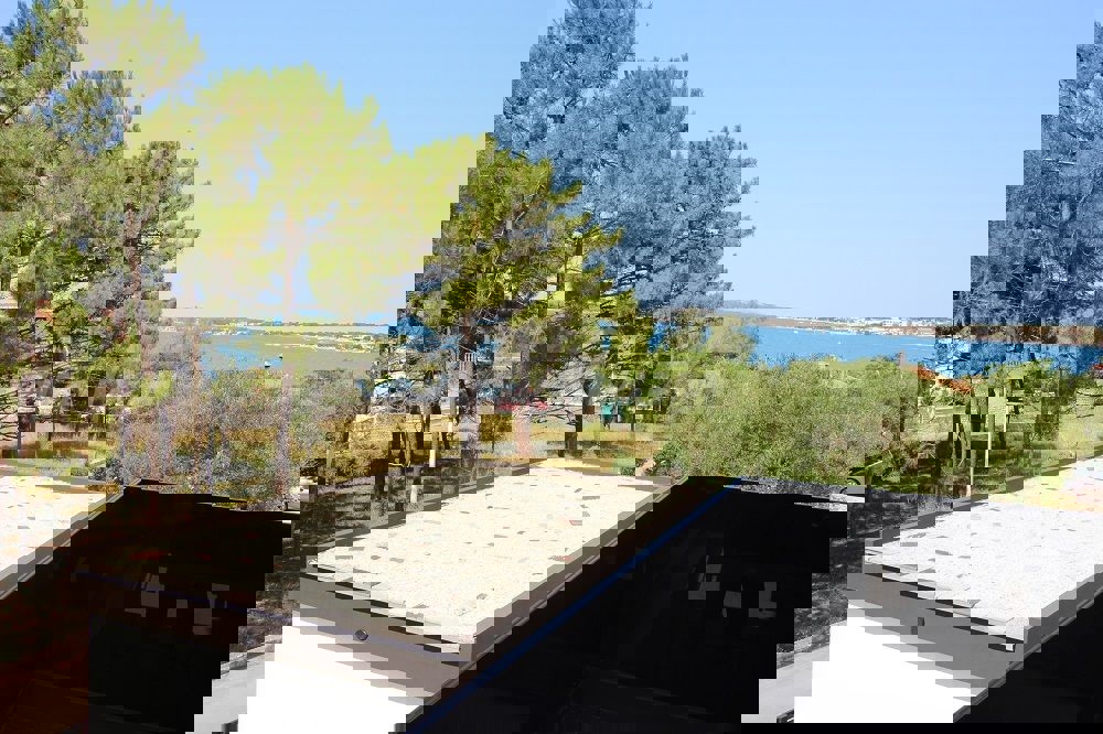 Lato sud, a 50 metri dal mare e dalla spiaggia.