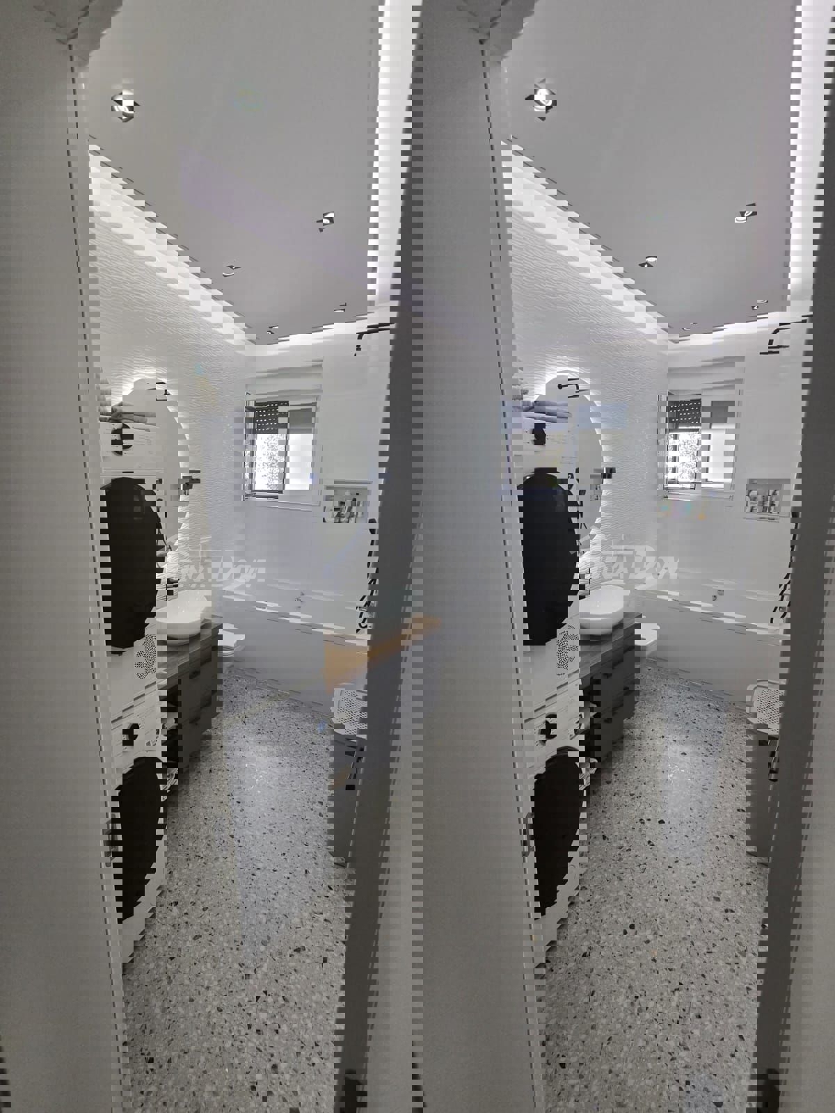 Lato sud, a 50 metri dal mare e dalla spiaggia.