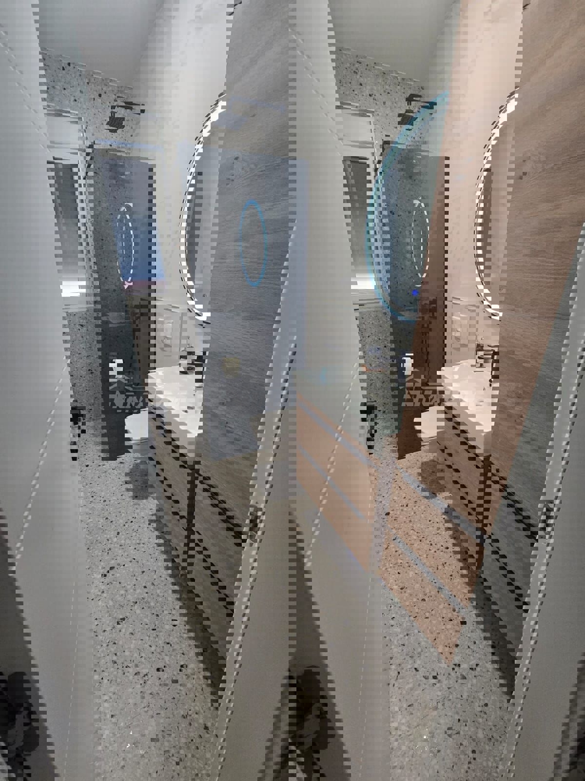 Lato sud, a 50 metri dal mare e dalla spiaggia.