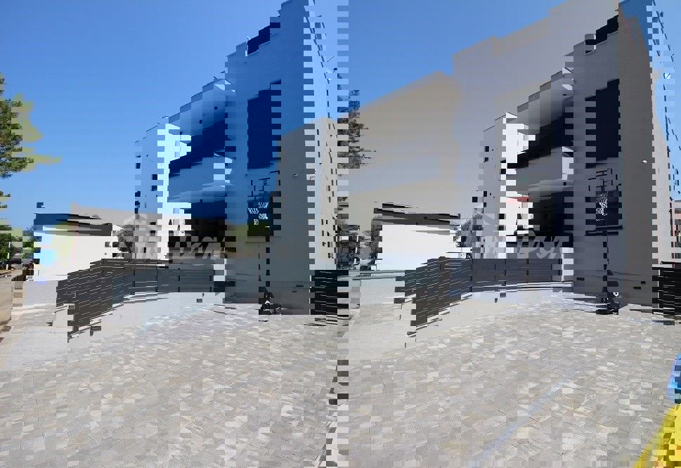 Lato sud, a 50 metri dal mare e dalla spiaggia.