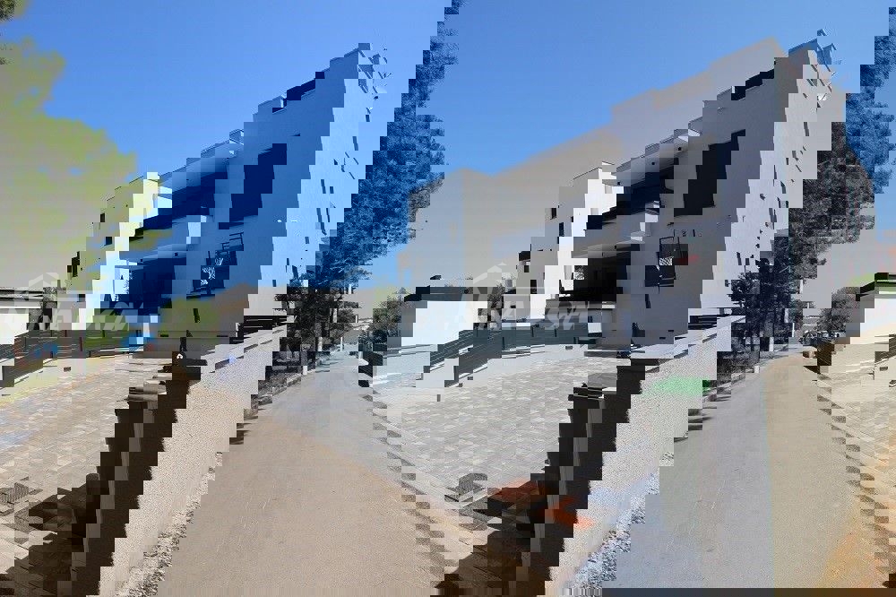 Lato sud, a 50 metri dal mare e dalla spiaggia.