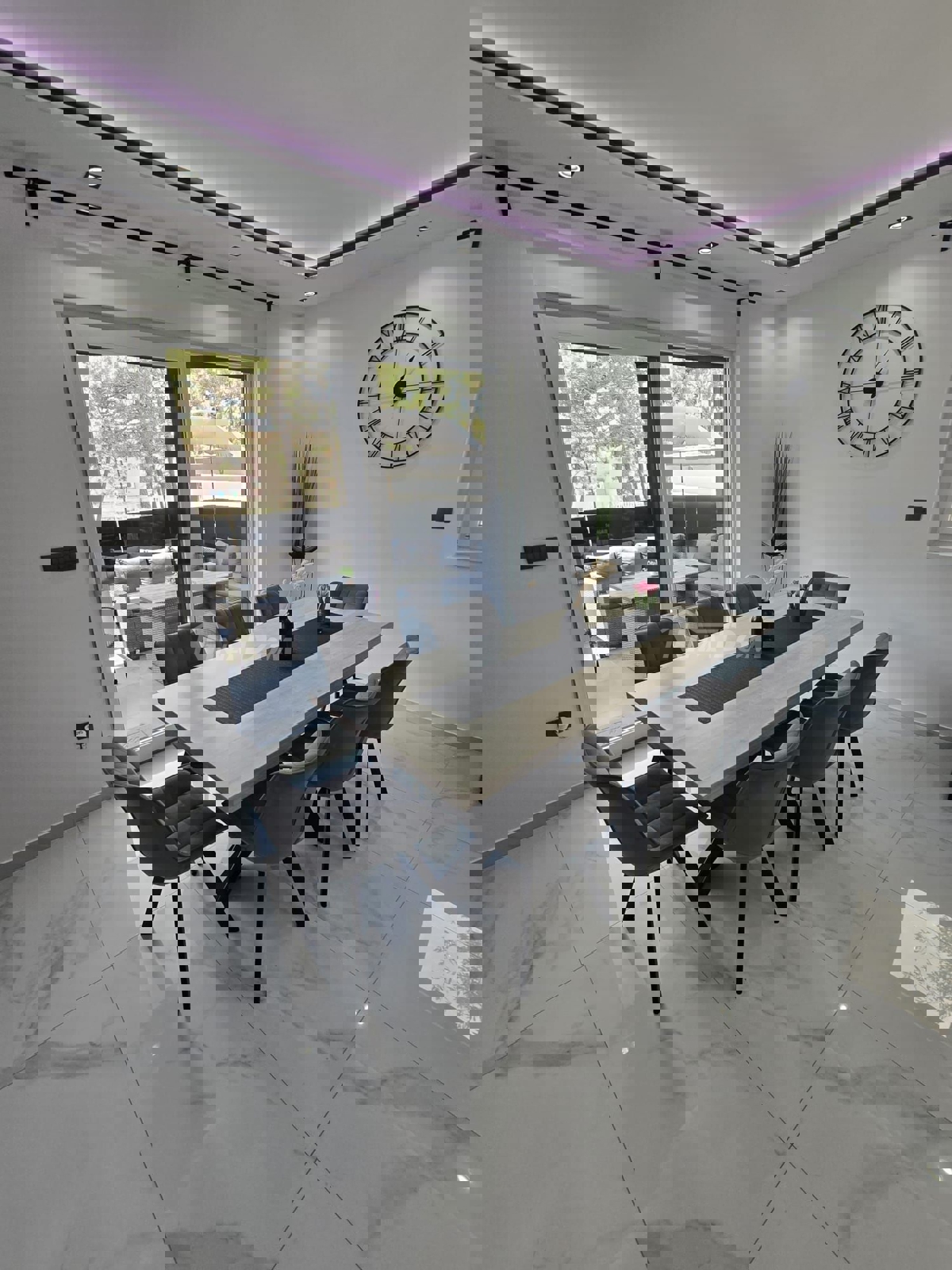 Lato sud, a 50 metri dal mare e dalla spiaggia.