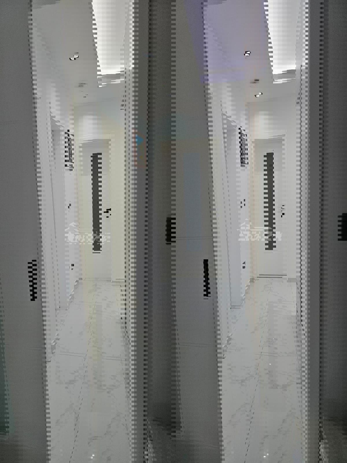 Lato sud, a 50 metri dal mare e dalla spiaggia.