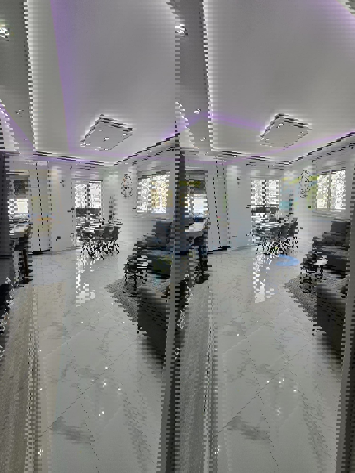 Lato sud, a 50 metri dal mare e dalla spiaggia.