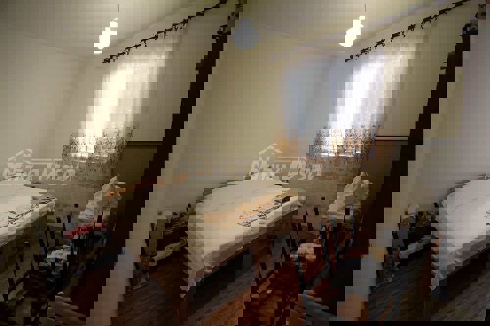 Casa a un piano vicino al mare con ampio giardino.