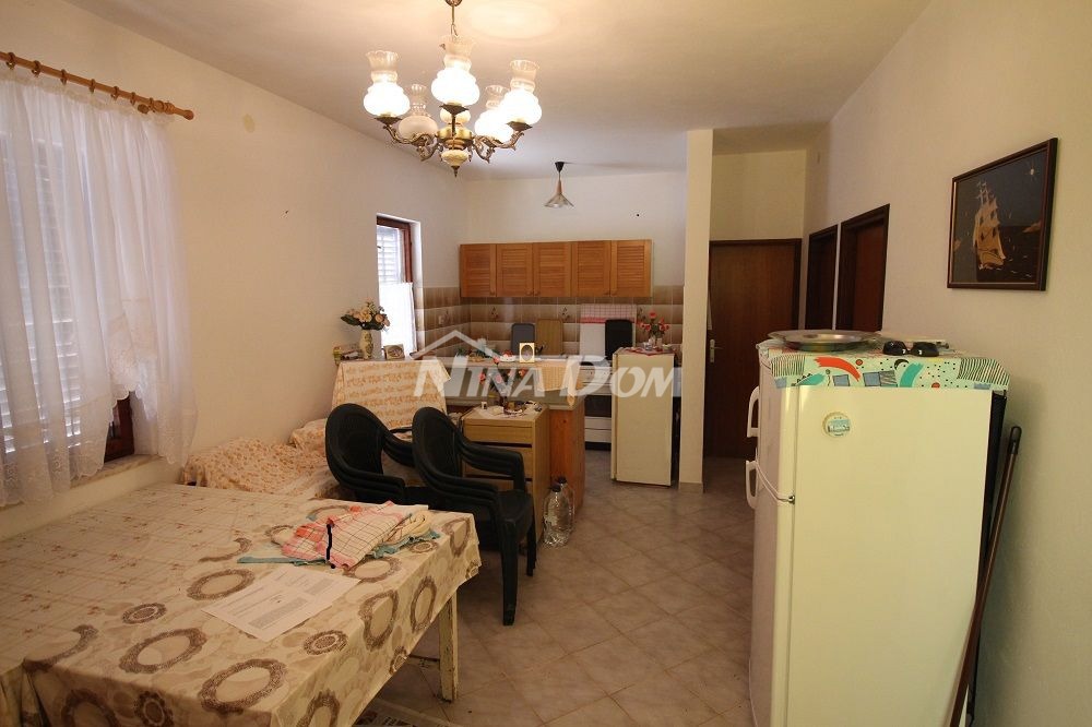 Casa a un piano vicino al mare con ampio giardino.