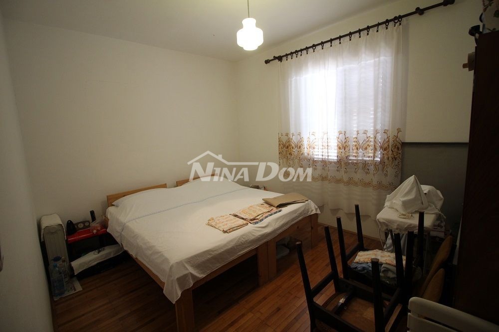 Casa a un piano vicino al mare con ampio giardino.