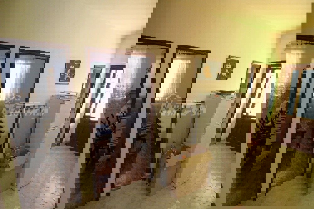 Casa a un piano vicino al mare con ampio giardino.