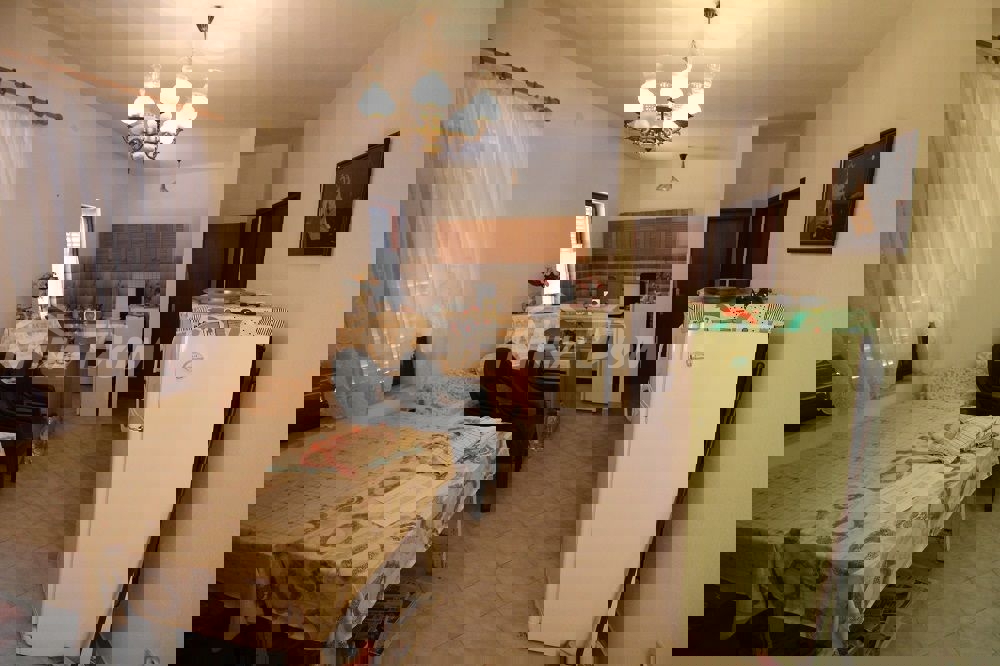 Casa a un piano vicino al mare con ampio giardino.