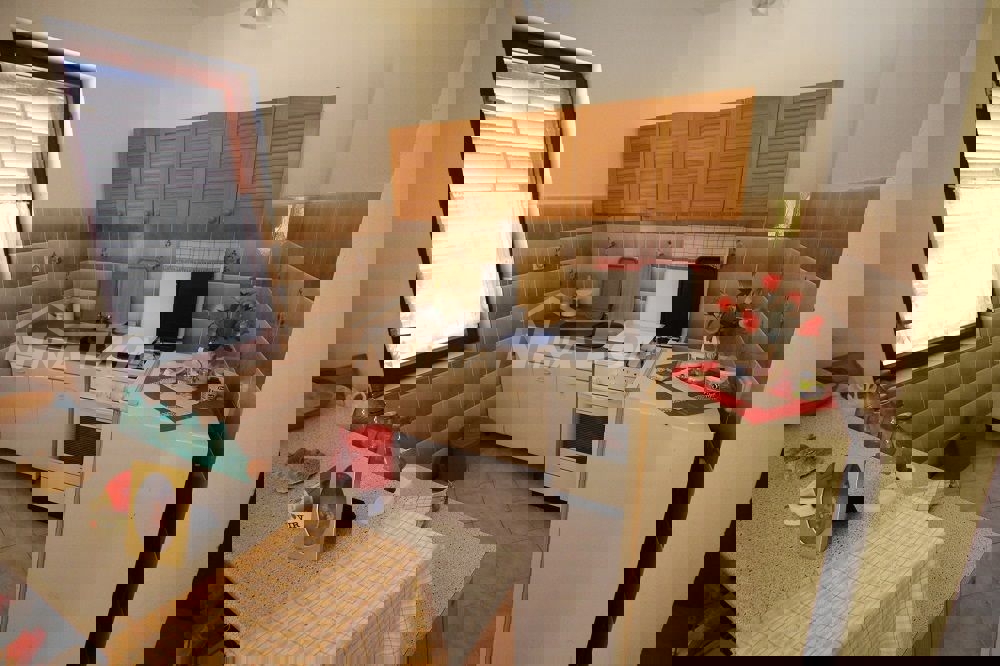 Casa a un piano vicino al mare con ampio giardino.