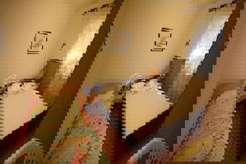 Casa a un piano vicino al mare con ampio giardino.