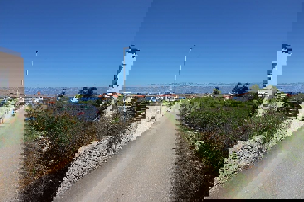 Casa a un piano vicino al mare con ampio giardino.