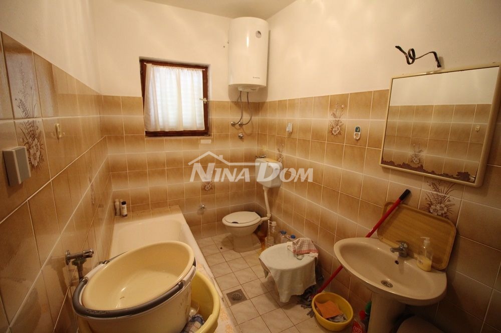 Casa a un piano vicino al mare con ampio giardino.