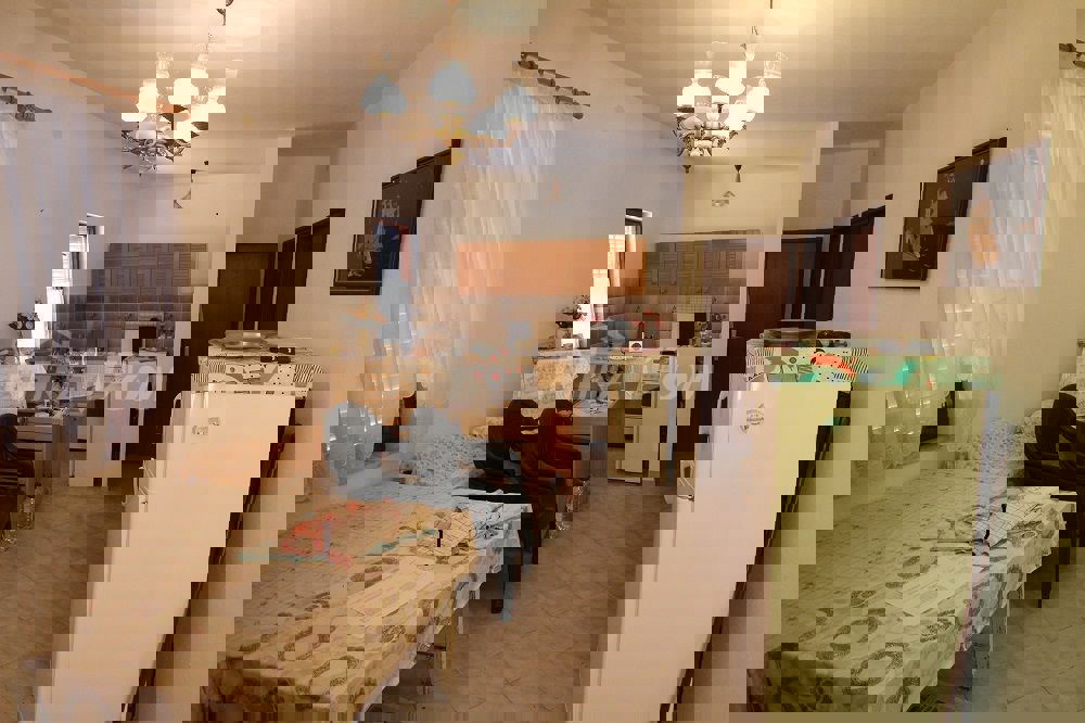 Casa a un piano vicino al mare con ampio giardino.