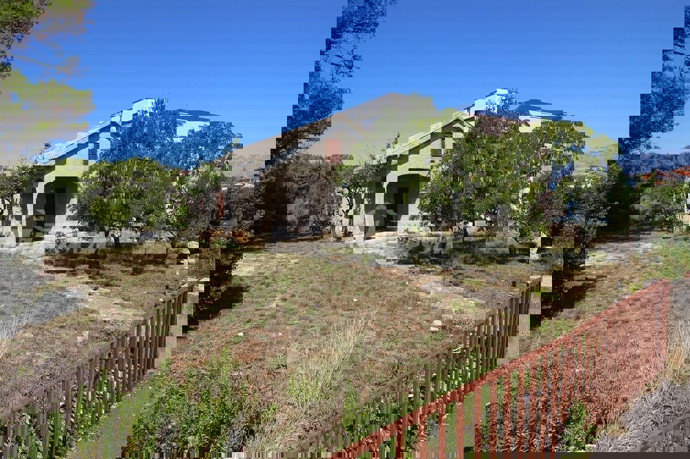 Casa a un piano vicino al mare con ampio giardino.