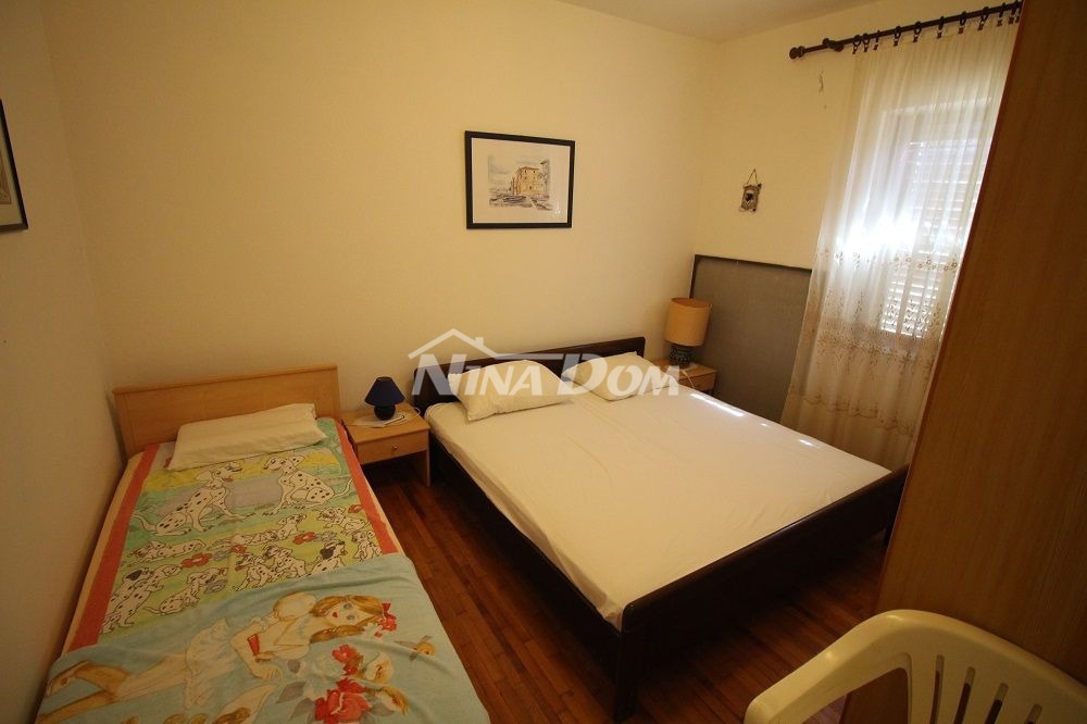 Casa a un piano vicino al mare con ampio giardino.