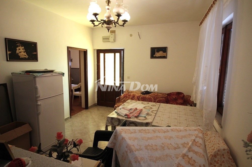 Casa a un piano vicino al mare con ampio giardino.