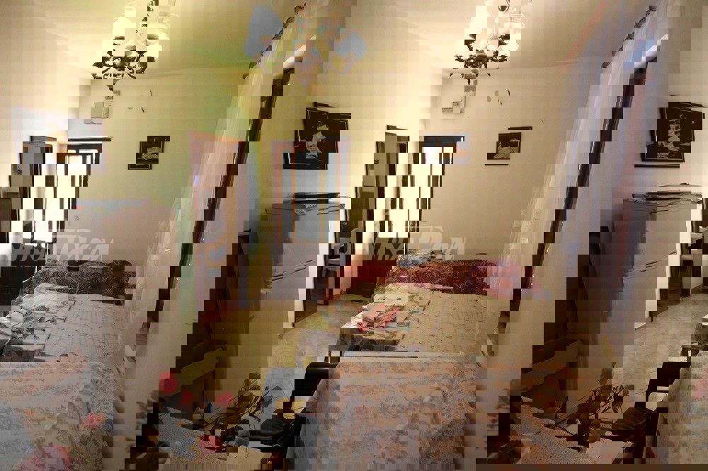 Casa a un piano vicino al mare con ampio giardino.