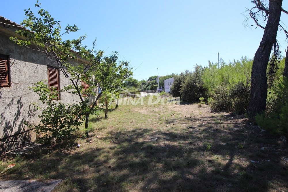 Casa a un piano vicino al mare con ampio giardino.