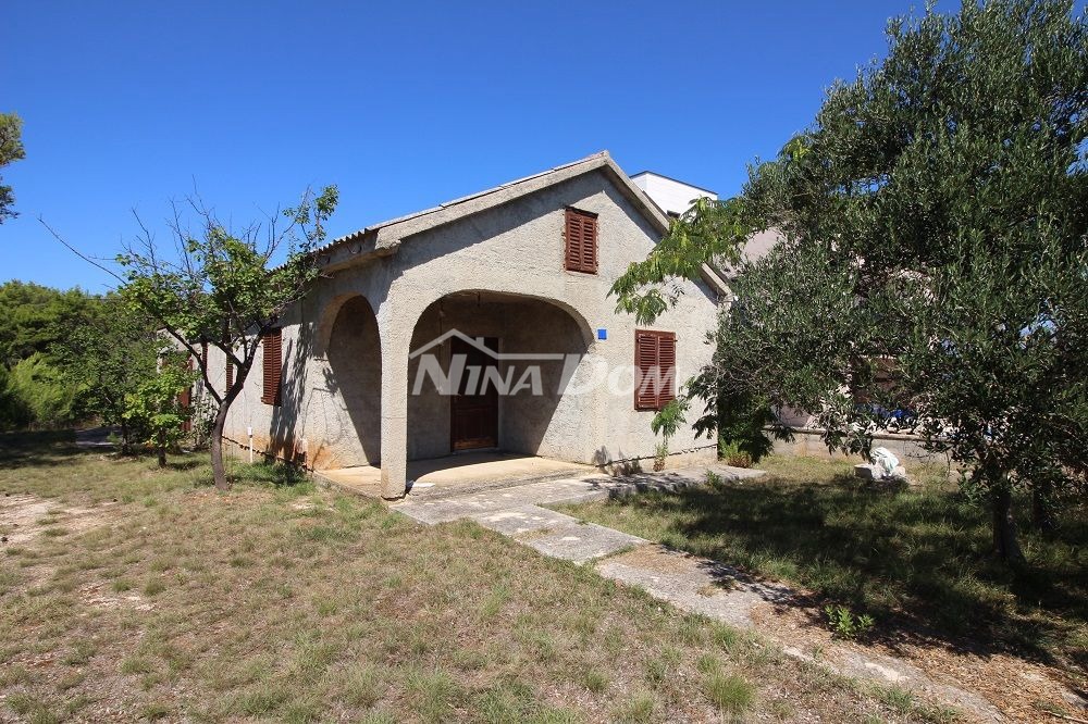 Casa a un piano vicino al mare con ampio giardino.