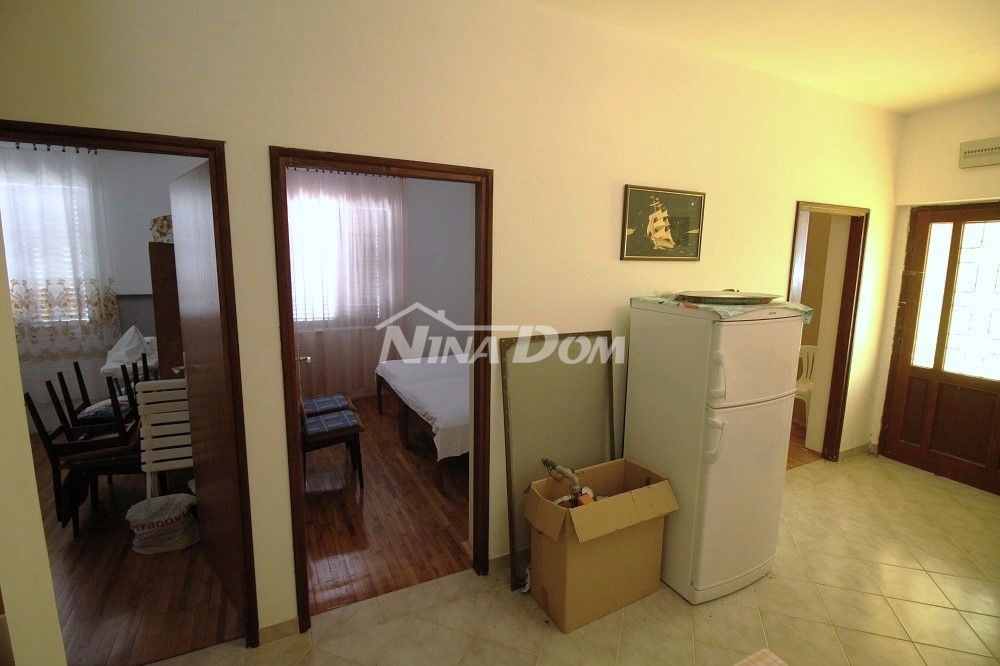 Casa a un piano vicino al mare con ampio giardino.