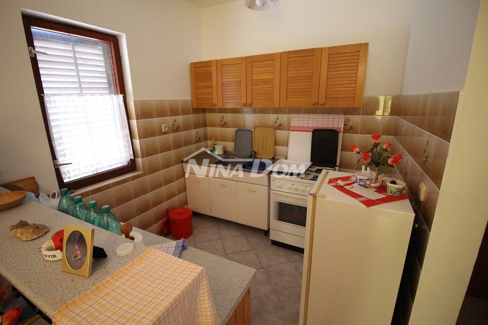 Casa a un piano vicino al mare con ampio giardino.