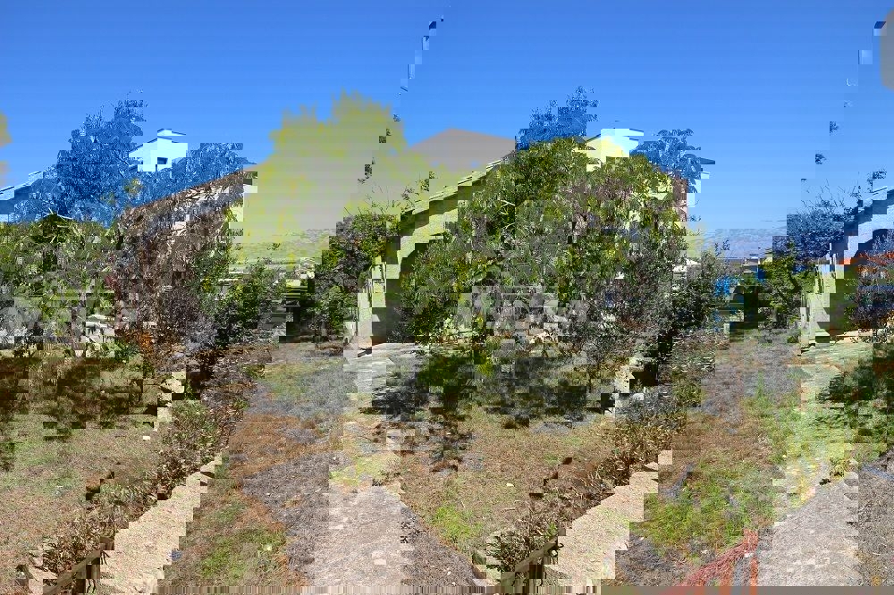 Casa a un piano vicino al mare con ampio giardino.