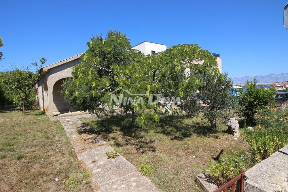 Casa a un piano vicino al mare con ampio giardino.