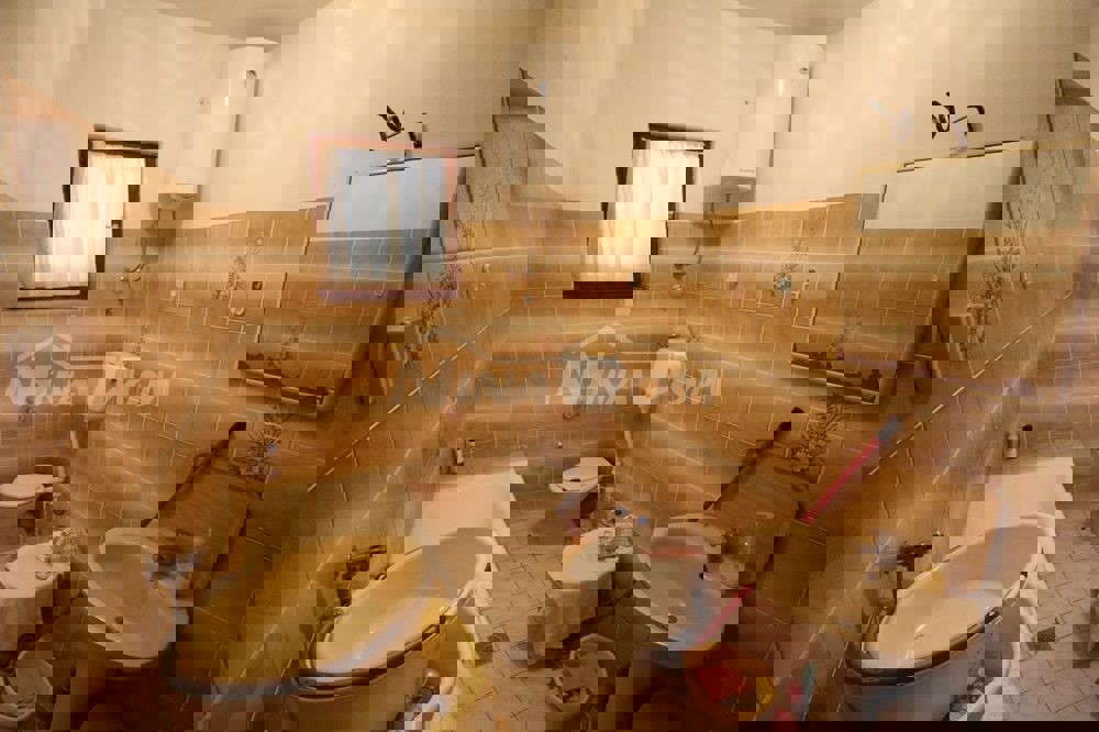 Casa a un piano vicino al mare con ampio giardino.