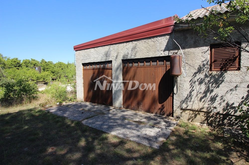 Casa a un piano vicino al mare con ampio giardino.
